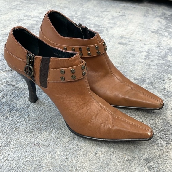 Donald J Pliner Mars Hippie Peace Sign Pointed Toe Witchy Heels Booties Sz 7.5 - Picture 2 of 14